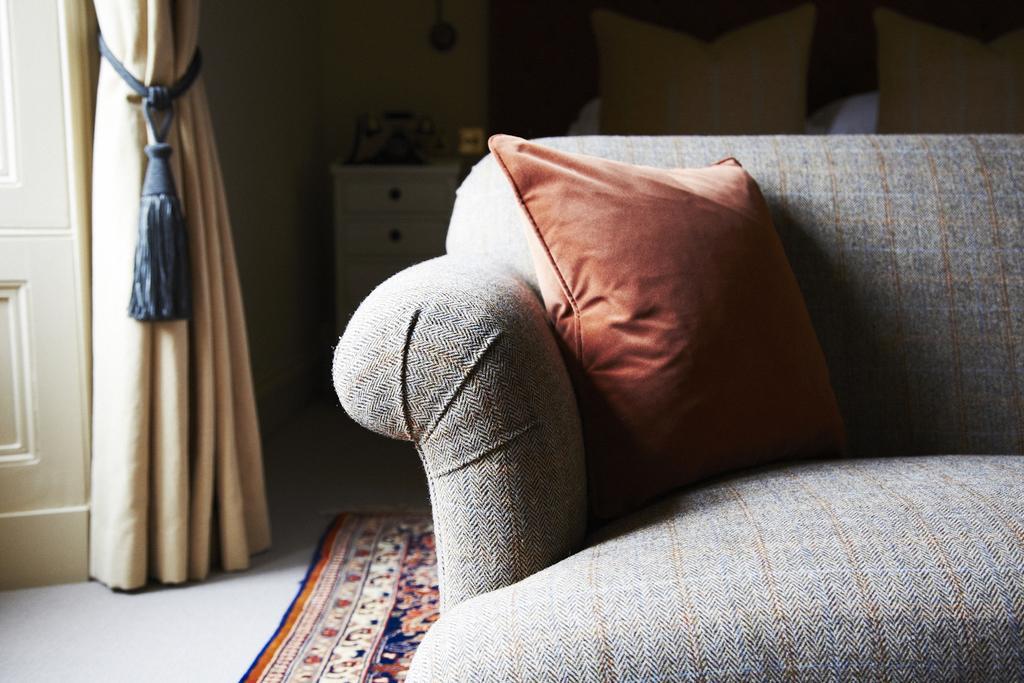 The Roseate Edinburgh - Small Luxury Hotels Of The World Екстериор снимка A throw pillow on a sofa